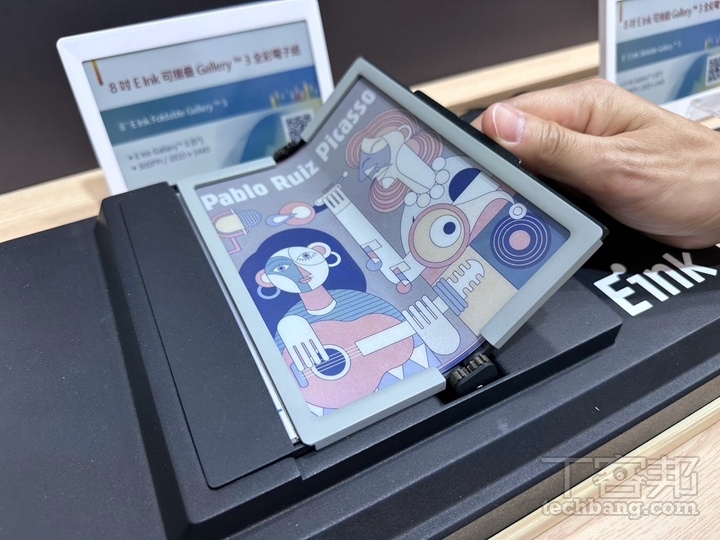 去年元太展示與 Readmoo 讀墨電子書合作推出的可折疊彩色電子書閱讀器原型，為大眾帶來嶄新的數位閱讀體驗。（照片來源：元太 E Ink）