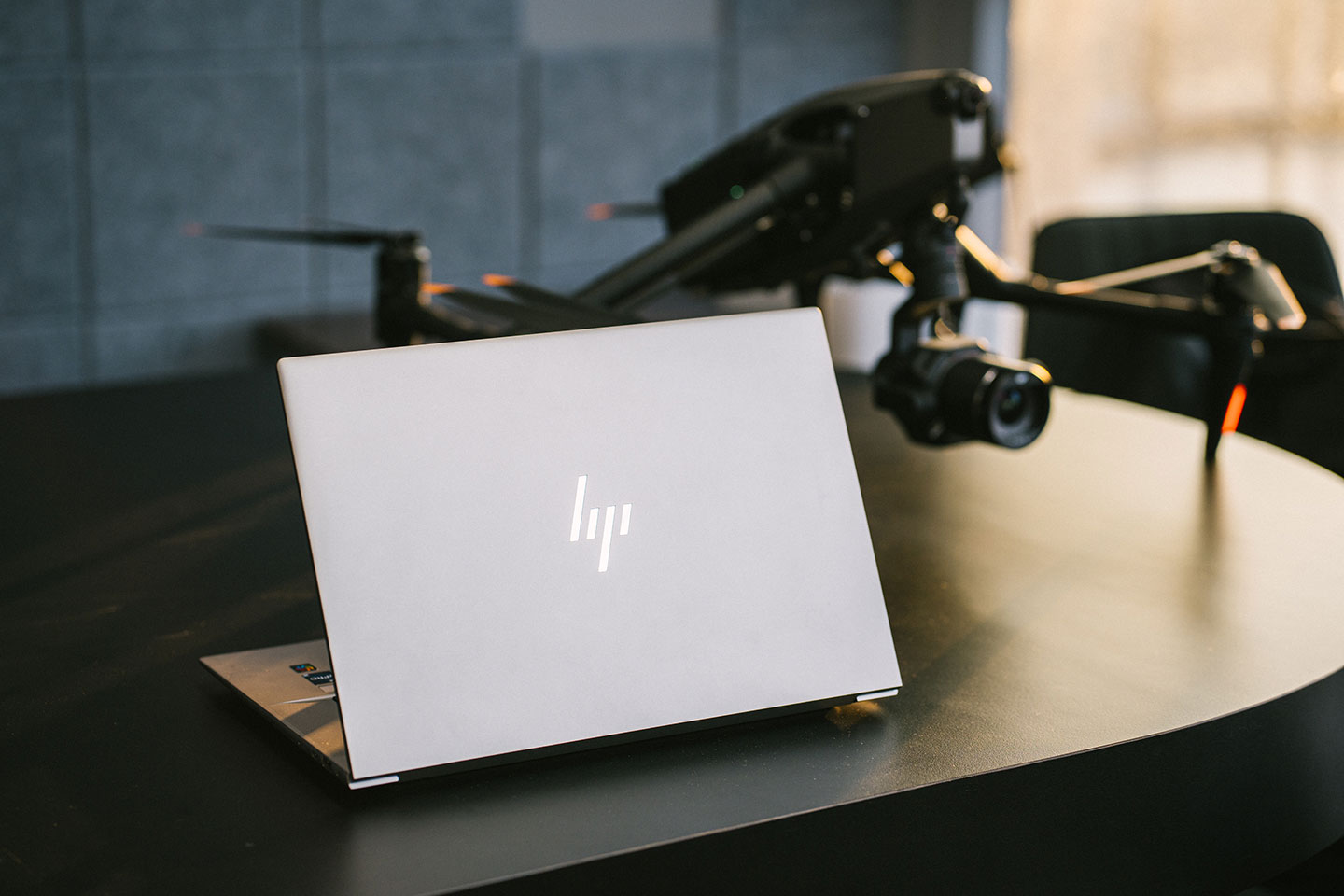 近期攝視度團隊也導入了效能頂尖、同時也更易於攜帶的 HP ZBook Studio 16 G10 行動工作站來支援 SDE 流程。