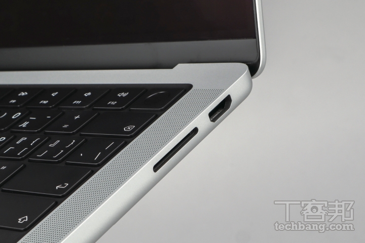 在 M3 版 MacBook Pro 14 吋的機身右側， 配置 HMDI 及 SDXC 讀卡機。