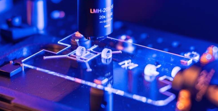 研究發現在飛秒雷射照射下，能將碲玻璃變成半導體奈米晶體