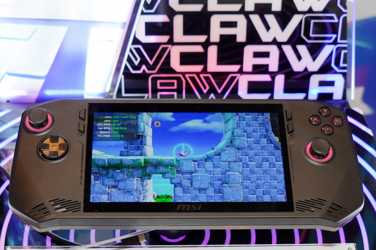 MSI 於 CES 2024 消費性電子展展示的 Claw 掌上型遊戲主機。