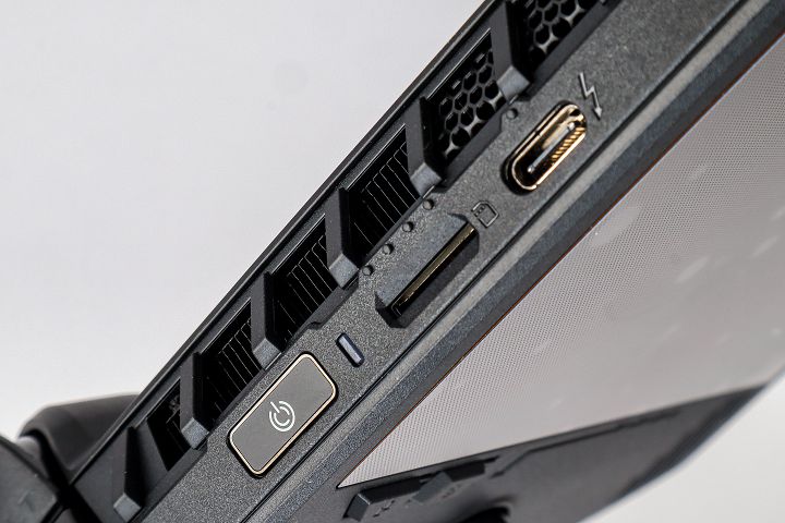 電源開關整合指紋辨功能，一旁則是記憶卡槽及 USB-C 型式的 Thunderbolt 4 充電傳輸接口。