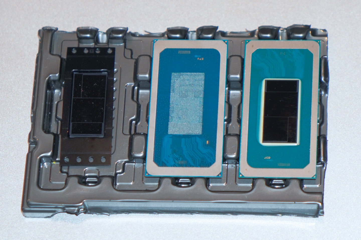 圖片左邊為「膠捲」的裸晶，央為基板，右邊則為封裝完成的晶片。