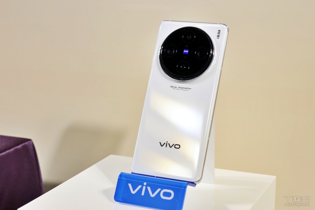 vivo X100 Pro 加碼推出白月光新色，TWS 3e 藍牙耳機、50W 無線充電座登場