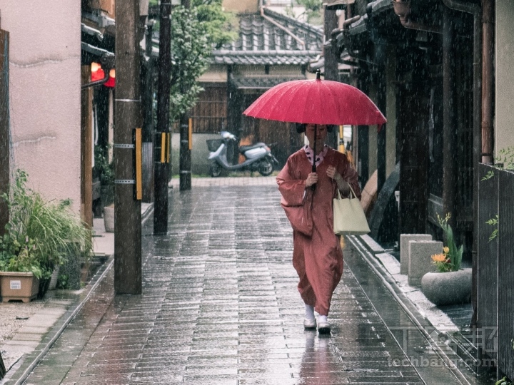 雖然遇到下雨，但只要用心觀察還是可以拍到不錯的街頭影像。