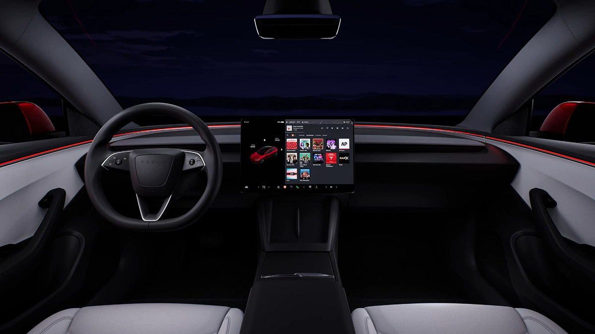  Model 3 煥新版配備 15.4 吋控螢幕與後座 8 吋螢幕。