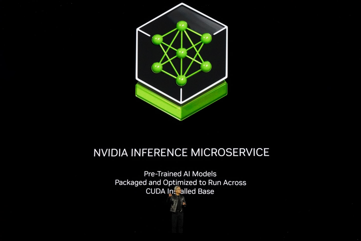 黃仁勳於GTC 2024春季場開幕演說發表NIM NVIDIA AI推論微服務。