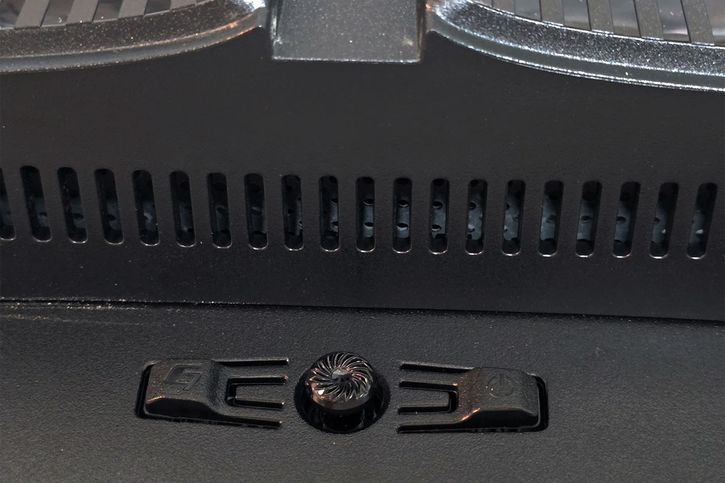 MSI MAG 341CQP 的OSD 选单钮、电源钮与游戏键设置于机身后侧的中央位置。