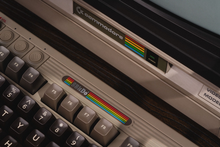 8BitDo 推出致敬 Commodore 64 的無線機械鍵盤，喚醒懷舊情懷