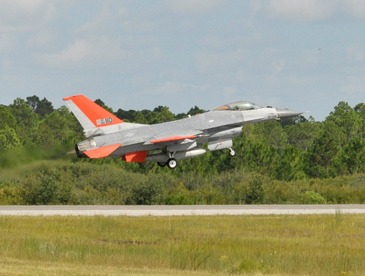 2013 年，首架 QF-16 全尺寸瞄準無人機從佛羅里達州廷德爾空軍基地起飛，這是空軍開發能與 F-22 和 F-35 一起訓練的瞄準無人機計畫的一部分。圖片：美國空軍照片/Javier Cruz士