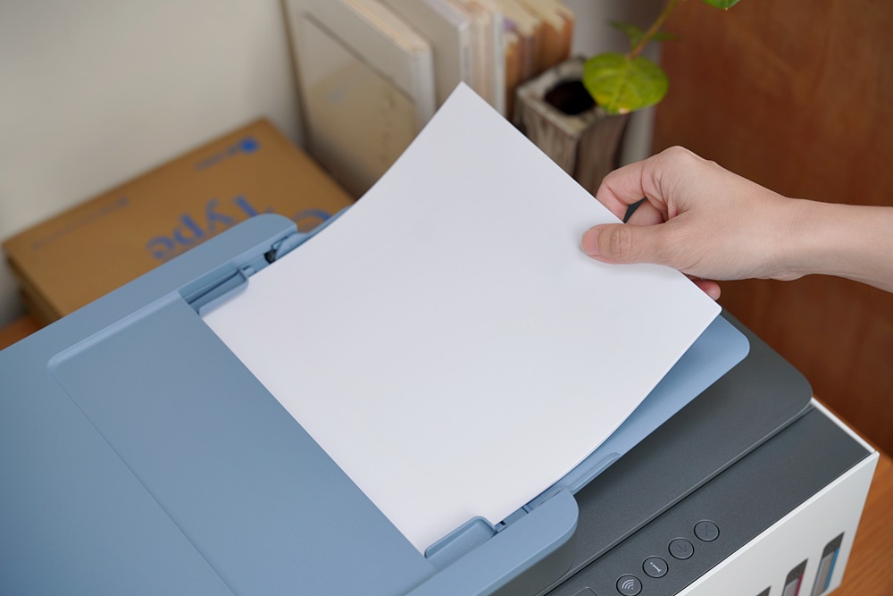 上方的自動進紙匣可以放入 35 張 A4 文件，讓印表機自動列印或掃描，平常未使用時也可以摺疊收納。