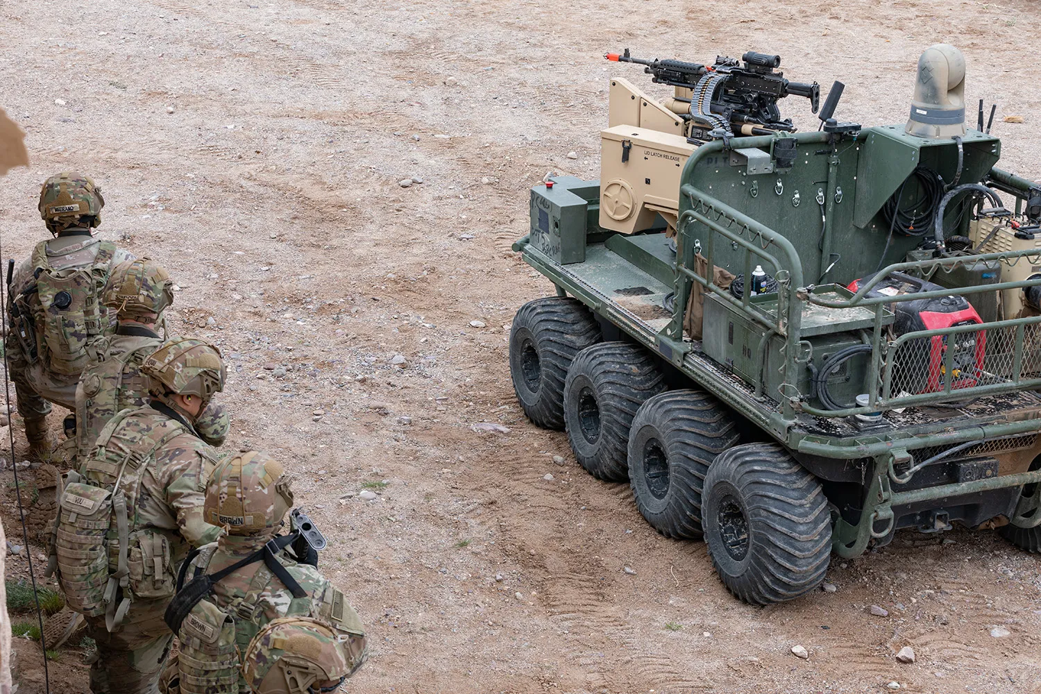 3月12日，在文堡的一次訓練演習，一輛裝有遠程器系統的無人運輸車在城市環境為士兵提供支援。Spc. Samarion Hicks/U.S. Army。