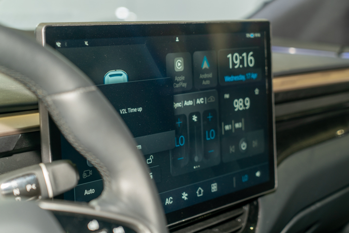中控台配備 15.6 吋大型觸控螢幕，可以調控各項行車資訊。