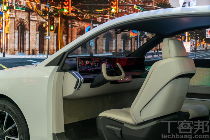 友達展出智慧座艙：Micro LED 打造全新車用面板「互動式透明智慧車窗」和「可捲式後座娛樂顯示器」