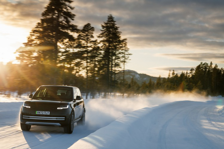Rover Ranger Rider 給純電越野王者的試煉!Ranger Rover 電動原型車在瑞典冰凍湖泊進行測試 | T客邦