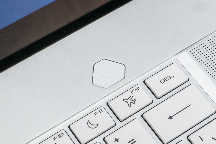 鍵盤右上方的角形按鍵則是電源鍵，開機時會透出淡淡的白色背光。