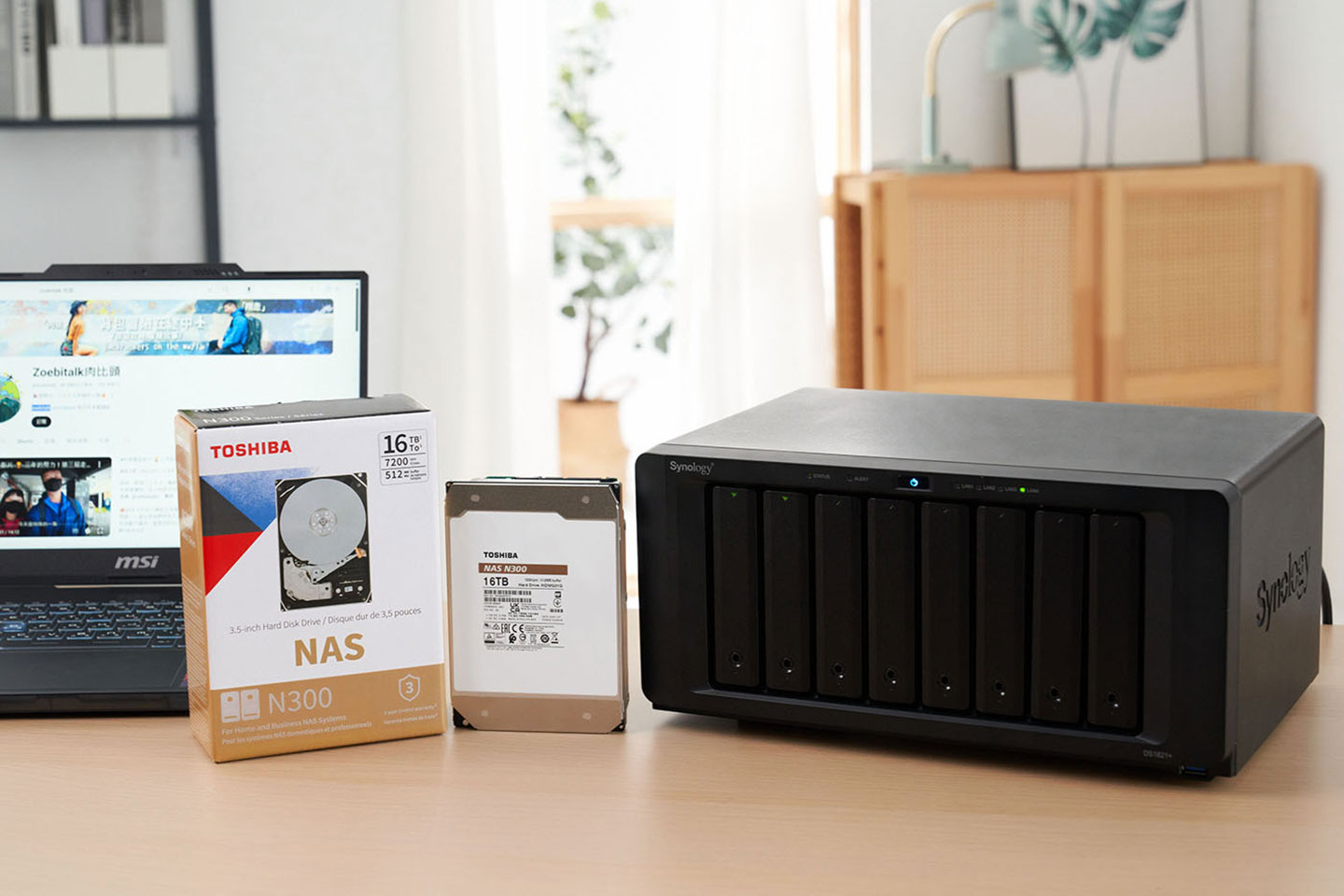 Synology DS1821+ 搭配 Toshiba N300 的大容量儲存組合讓肉比頭擁有完整的「影音素材庫」。除了單純的歸檔備份，也能在內容創作需要時快速調用素材，加速創作效率。