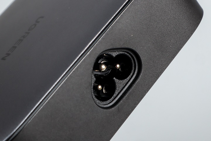 在充電器上可見米老鼠的三插，代表是有接地線的計，可用來預防漏電，以強化使用上的安全性。