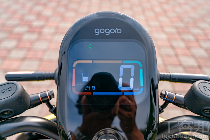 儀表板採用與 Gogoro 車系相同的計，但顯示資訊較少。亮度的部分相當足夠，大太陽底下仍可輕易辨。