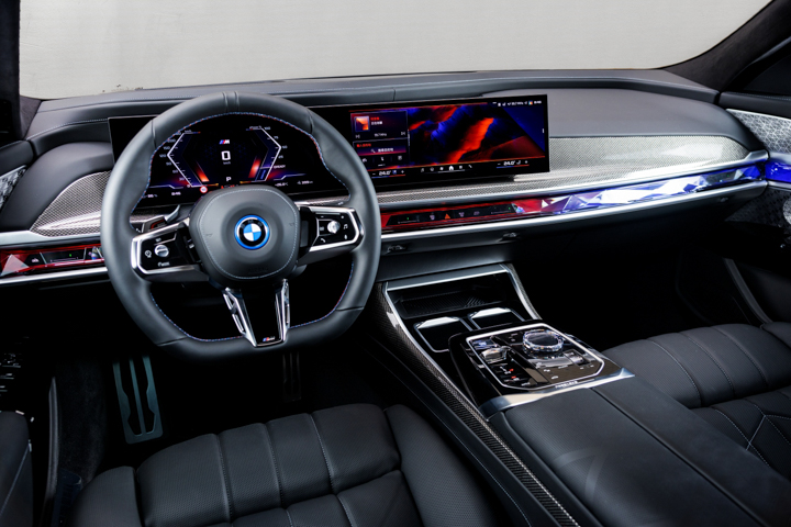 全新BMW i7 M70 xDrive滿足層峰族群對於性能、舒適與豪華移動生活的渴望，透過懸浮式曲面螢幕、BMW Operating System 8.5、SWAROVSKI頂級水晶內裝套件、後座31.3吋BMW懸浮式劇院螢幕、豪華型四區恆溫空調。