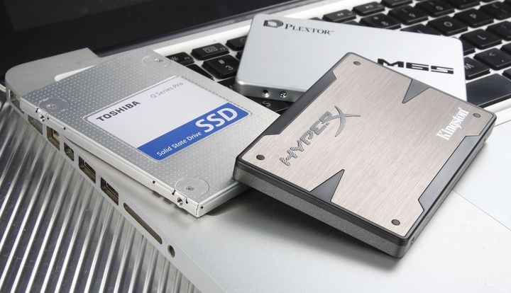 多數消費者最早認的 SSD 應該是長這樣，不過其內部構造與 2.5吋 HDD 完全不同。