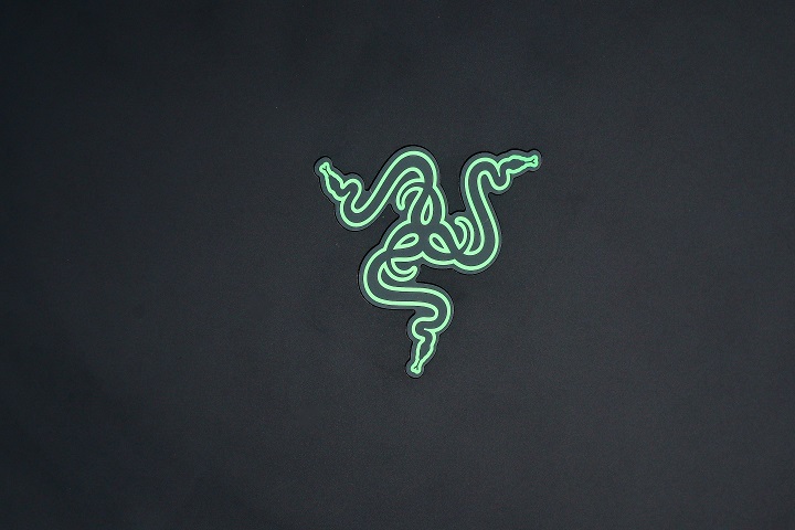 代表 Razer 的綠色三蛇標誌，具背光效果，在黑色的機身上更為顯眼。
