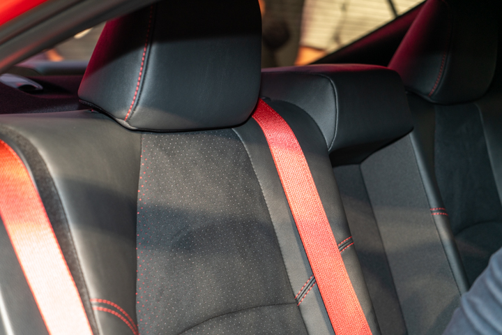 特意配上的紅色安全帶作為點綴，讓乘坐者也能感受到新一代 Toyota Corolla Altis GR SPORT 的性能駕風範。