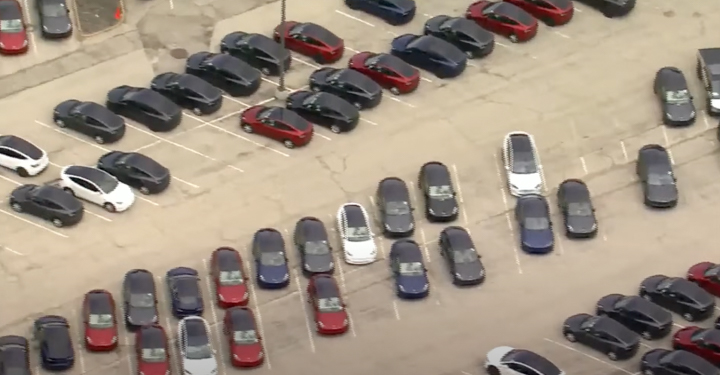 400 多輛的特斯拉新車被放在聖路易西的一處購物商場停車場。圖/截自 FOX 2 St. Louis Youtube
