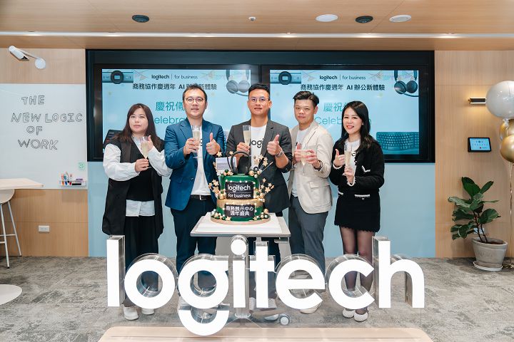 Logitech 台港澳總經理 施前江（）與團隊舉杯慶 Logitech for Business 商務協作展示心開幕一週年。