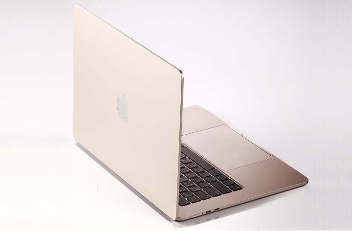 15 吋 MacBook Air 即使螢幕來到 15.3 吋，但機身還是相機薄，從側面來看就能感受到薄型機身計。