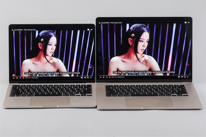 13 吋 與 15 吋 MacBook Air，最直觀的差異除了機身尺寸大小外，因為螢幕尺寸不同，可顯示的內容也有差異，於全螢幕放影片下，15 吋則是比較賞心悅目，再加上音效感受也更好。