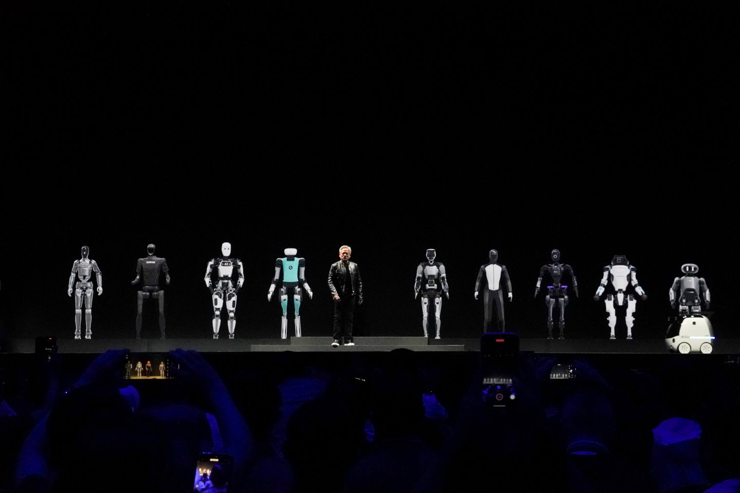 演說尾聲也讓眾多機器人一同登台，並說明Isaac開發環境、Omniverse數位攣生技術如何協助機器人的開發工作。