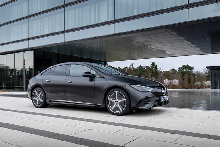 Mercedes-Benz 純電家族全新推出 EQE 350+ 純電轎車，同時推出足以媲美旗艦純電轎車 EQS 的「極星套件」。