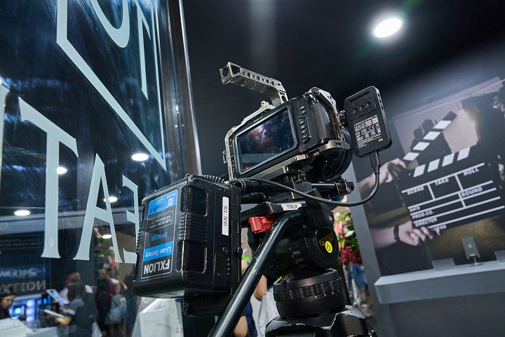 現場也示範將 T-CREATE CinemaPr P31 安裝於攝影提籠上的各種樣。