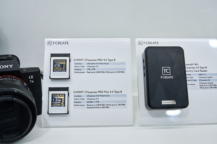 T-CREATE EXPERT CFexpress Pro 4.0 Type B 攝影專用記憶卡（左）以及 T-CREATE CinemaPr R41 高速讀卡機（右）。
