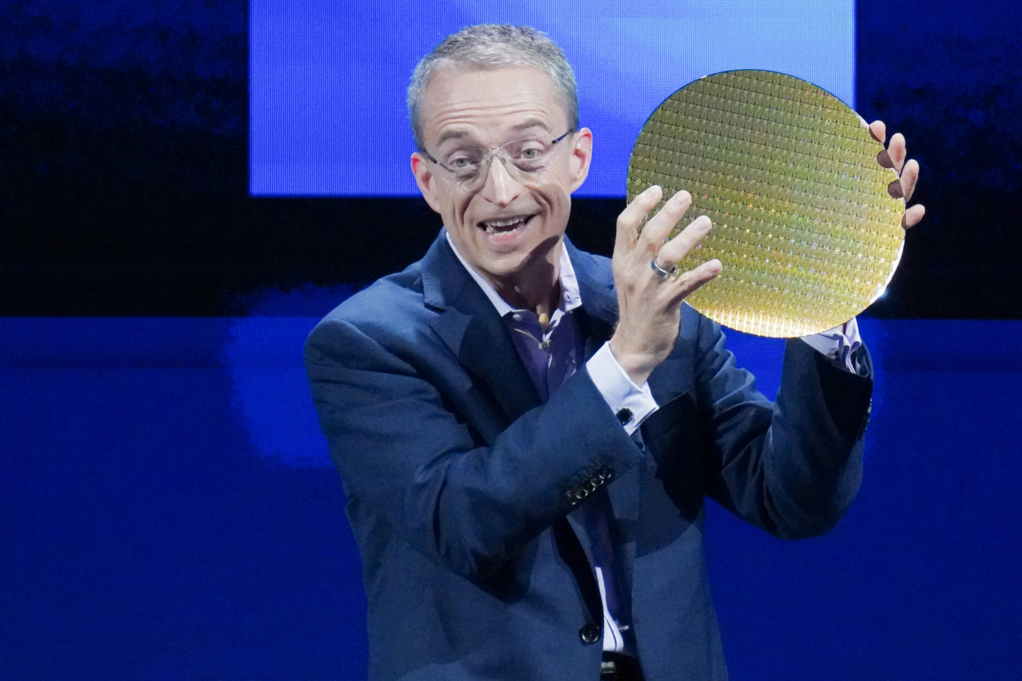 Pat Gelsinger在主題演說最後舉起Intel 18A節點製程的晶圓。