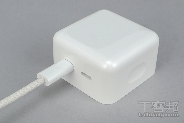 隨產品提供的充電器為 35W 雙 USB-C 埠小型電源轉接器，可以同時為兩台裝置進行充電， 也因為 MacBook Air 支援快充，也可選擇 70W USB-C 電源轉接器。