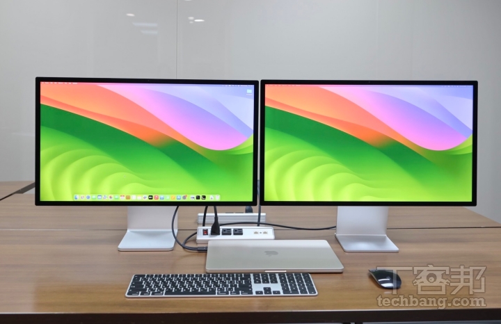 將 M3 版 MacBook Air 外接兩台 Studio Display 使用時，MacBook Air 的螢幕就得闔上，並再外接鍵盤滑鼠來操作，如果打開 MacBook Air 螢幕後，一台 Studio Display 就不支援顯示。