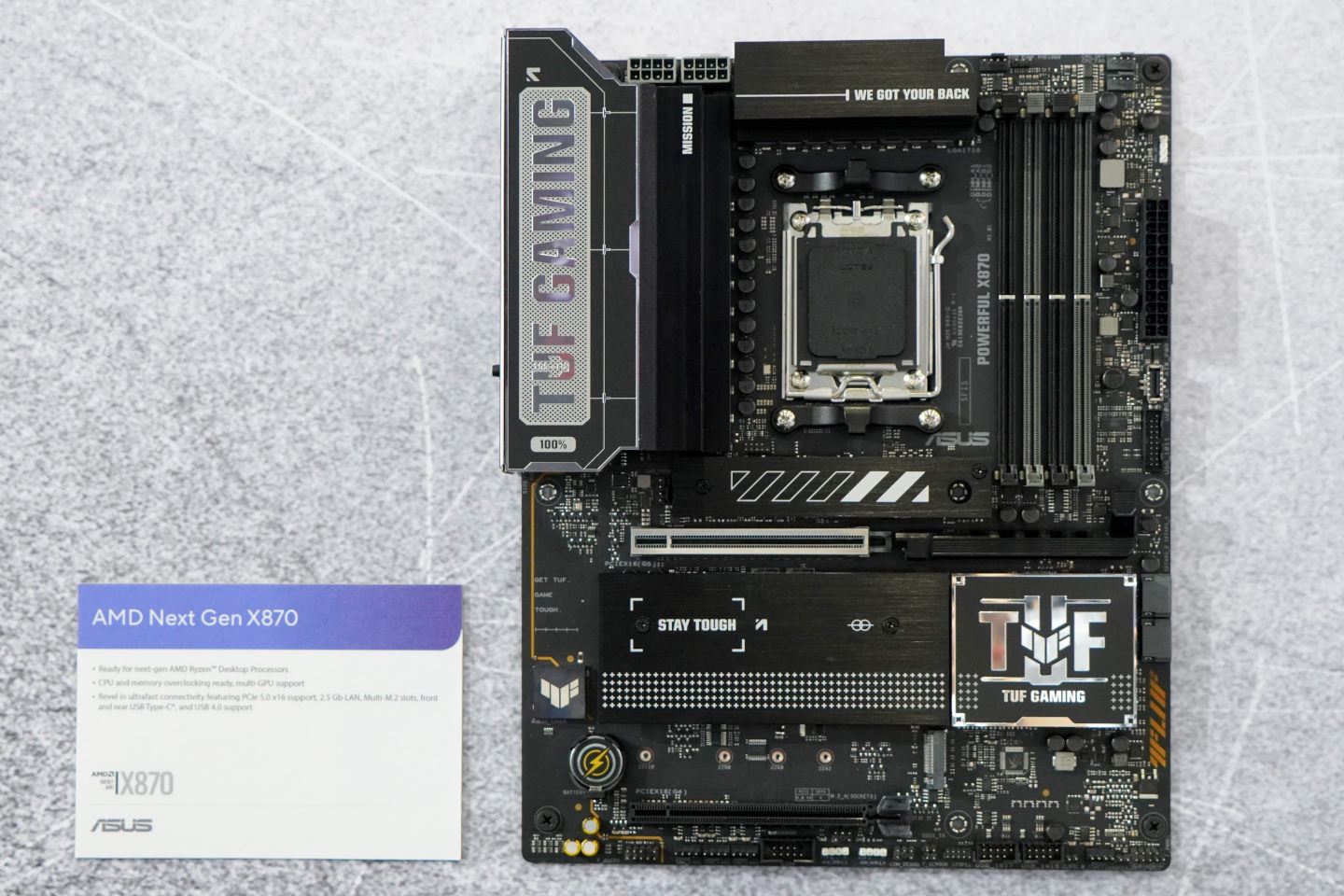 外Asus也展出AMD下代X870晶片組主機板。