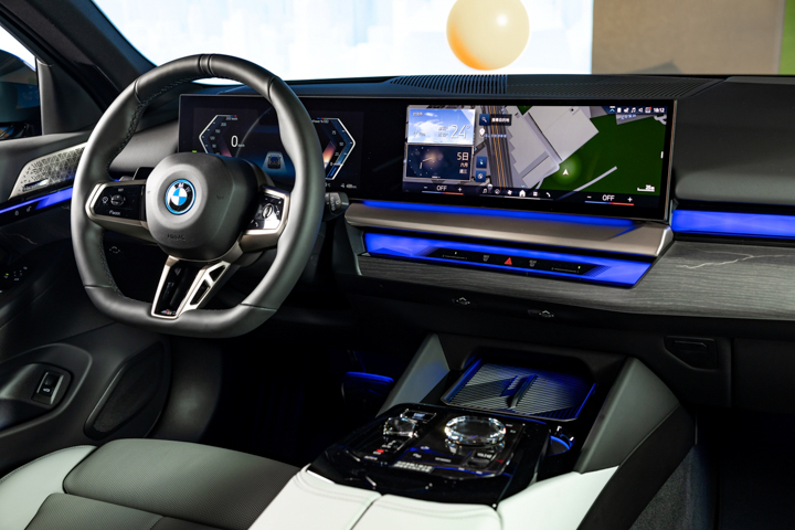 i5 Touring 的內裝頗具質感，並且透過大型曲面螢幕及 LED 燈條創造出科技感。
