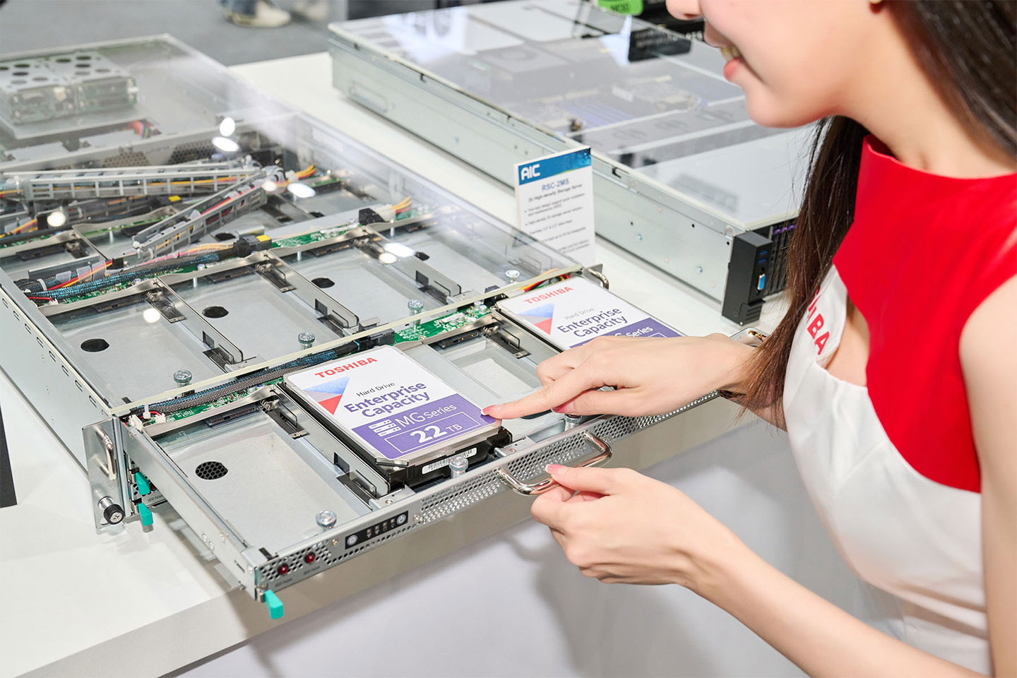 RSC-2MS 採用托盤式計，鬆開卡榫就能讓單層硬碟槽向外拉出，方便進行硬碟的，而且過程完全無需動用任何工具。