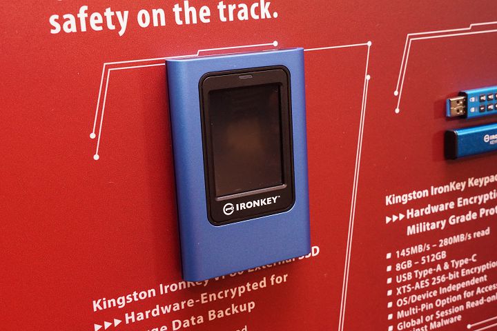Kingston IronKey VP80 外接式 SSD 採用硬體加密技術，外部配有觸控螢幕，需輸入確密碼才能解鎖取。