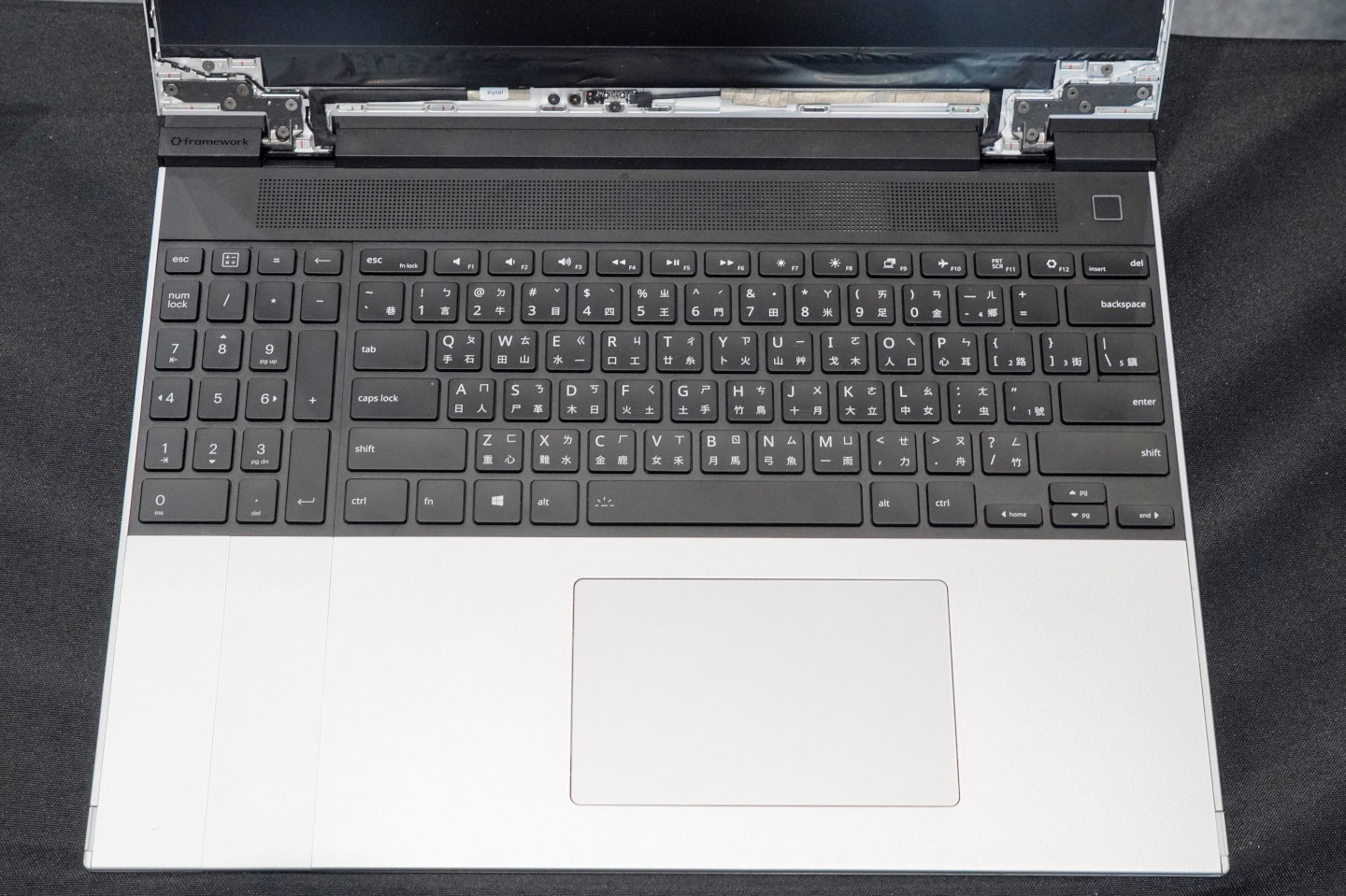 鍵盤部分不但可以選擇無背光或RGB版本，也可以自由調整位置，甚至加裝數鍵盤，觸控板位置也可以隨之調整。