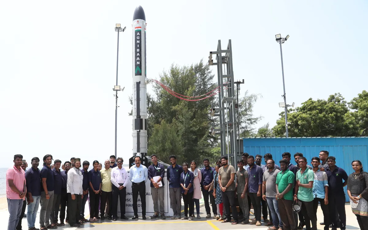 在首次成功發射之前，Agnikul團隊站在Satish Dhawan 太空心的公司運載火前。圖片來源： Agnikul