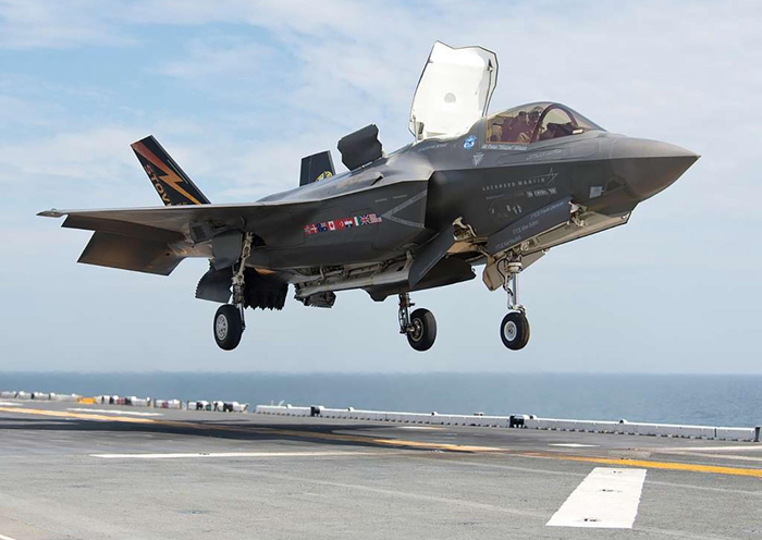 F-35 的三種變型中，有一種甚至可以垂直起降（VTOL），或者只需按下按鈕就能在空中盤旋。