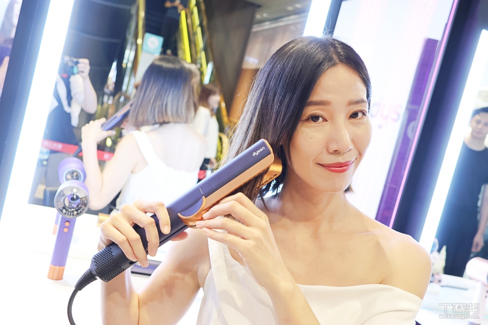 Dyson Airstrait 二合一吹風直髮器擁有「濕髮」和「乾髮」兩種造型模式，以及「冷風」模式固定造型。