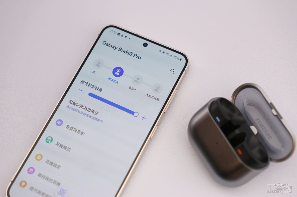 三星發表 Galaxy Buds 3、Buds 3 Pro，外型多了耳機柄、功能加入更多 AI 應用