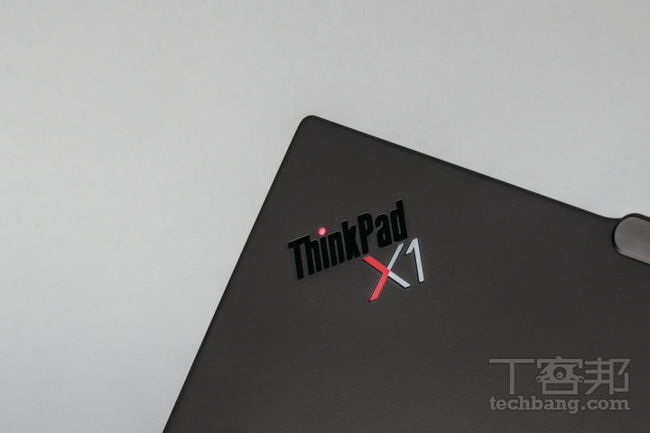 ThinkPad X1 標誌 字母「i」上面的紅色圓點，為功能指示燈，在使用筆電時會亮起。