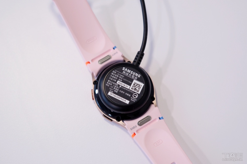 充電透過包裝內附的磁吸式充電器來充電。