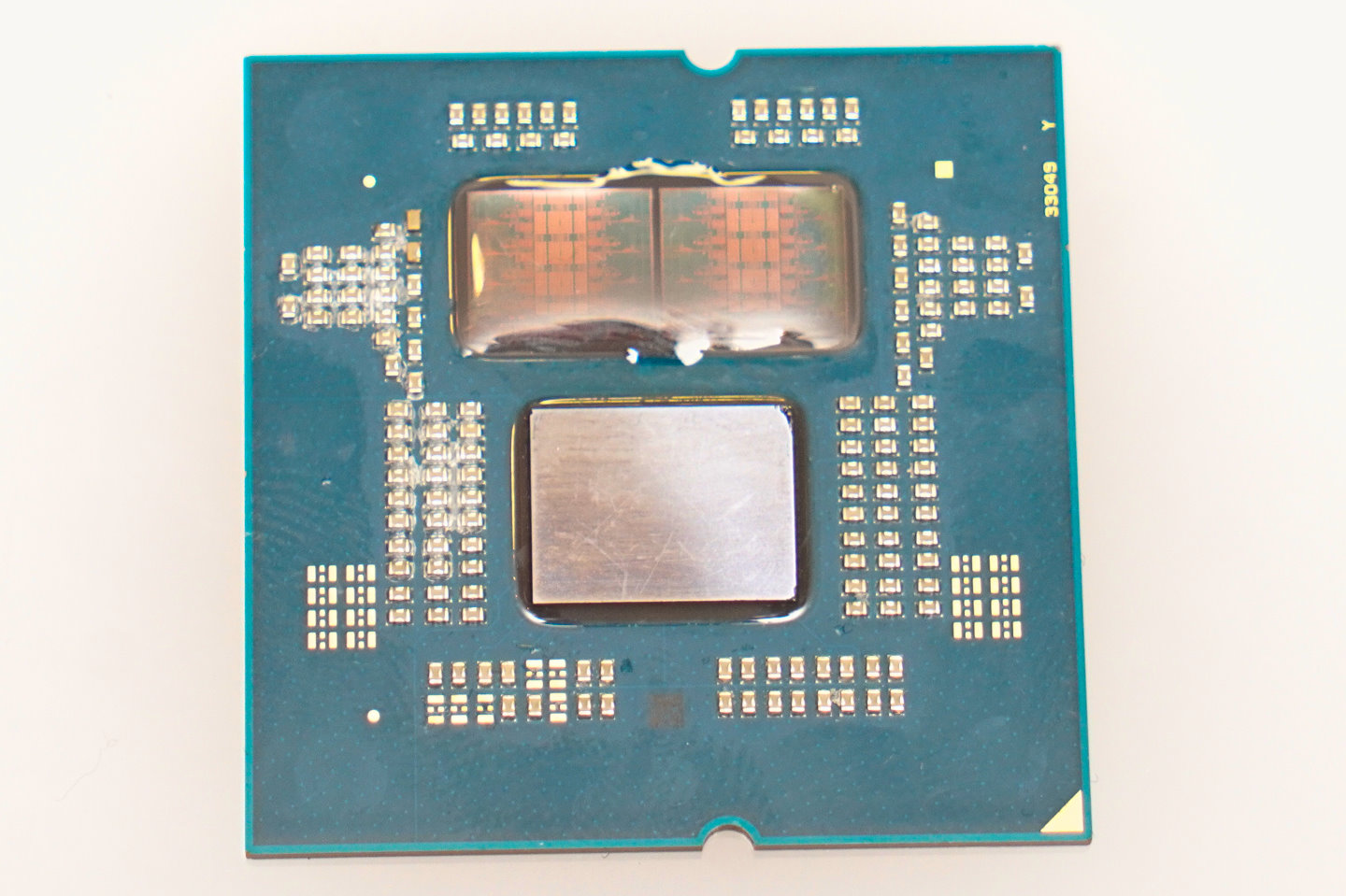 可以看到開蓋的Ryzen 9000採用Chiplet小晶片設計，上方2組CCD採用TSMC 4nm節點製程，下方IOD沿用前代設計並採用TSMC 6nm節點製程。